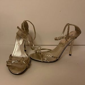 Guess gold stilleto with bow sz 6 womens